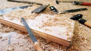 rayures sur bois : surface en bois présentant des rayures avant et après traitement