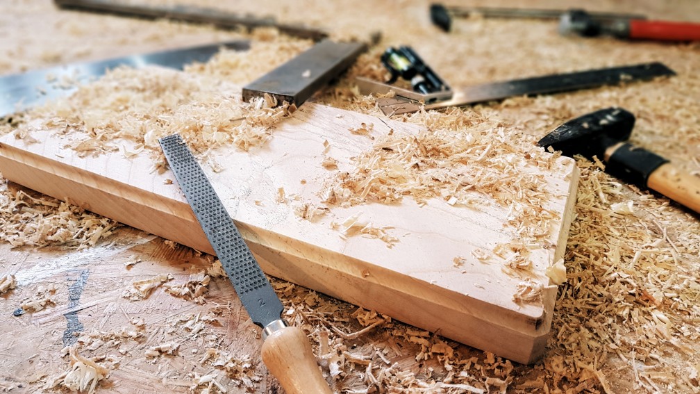 rayures sur bois : surface en bois présentant des rayures avant et après traitement