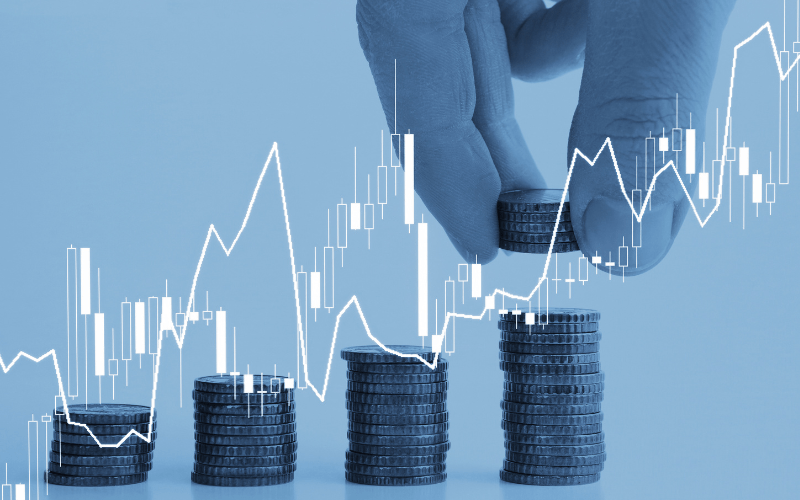 investir en bourse : jeune investisseur débutant analysant les marchés financiers