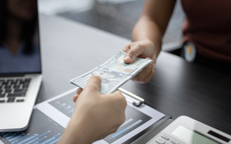 PEA : personne consultant des graphiques financiers sur ordinateur
